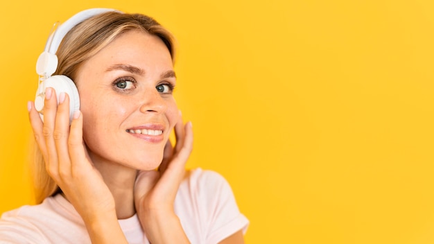 Foto gratuita cuffie da portare della donna del primo piano