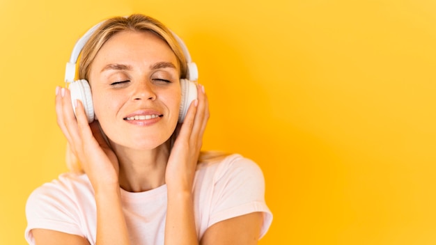 Foto gratuita cuffie da portare della donna del primo piano