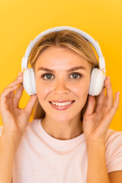 Foto gratuita cuffie da portare della donna del primo piano