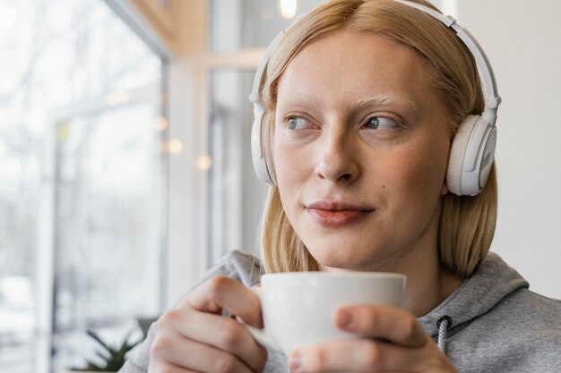 ヘッドフォンを身に着けているクローズアップの女性