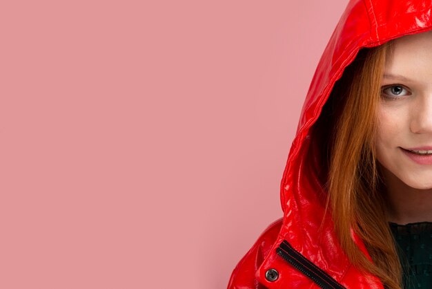 Foto gratuita close-up donna che indossa giacca rossa