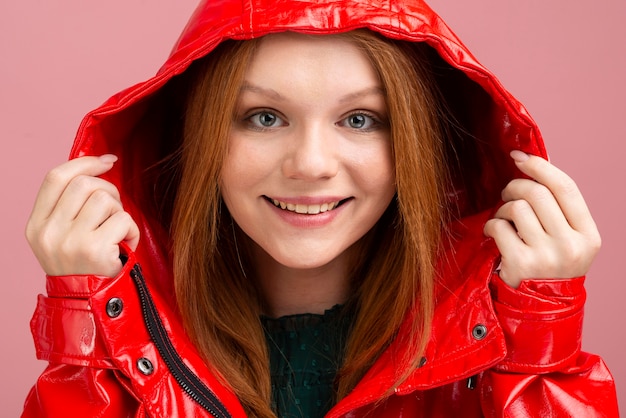 Крупным планом женщина в красной куртке