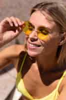 Free photo close-up woman wearing sunglasses