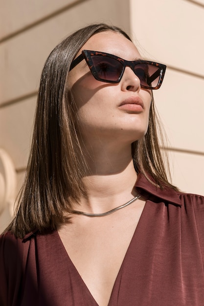 Крупным планом женщина в солнцезащитных очках