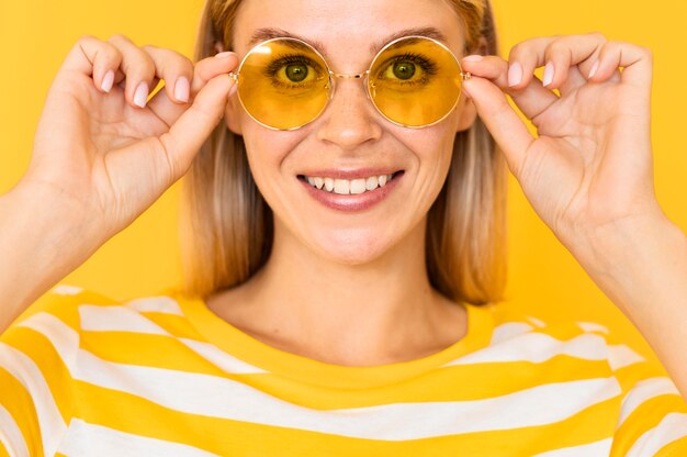 Крупным планом женщина в желтых очках