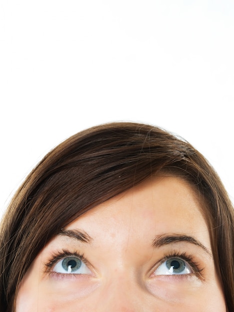 Close-up della donna con gli occhi azzurri guardando in alto