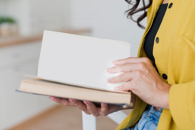 Donna del primo piano con il libro all'interno