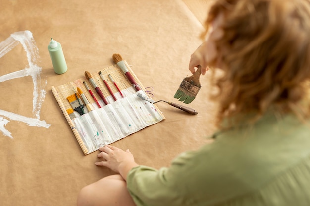 Free photo close-up woman with brush collection