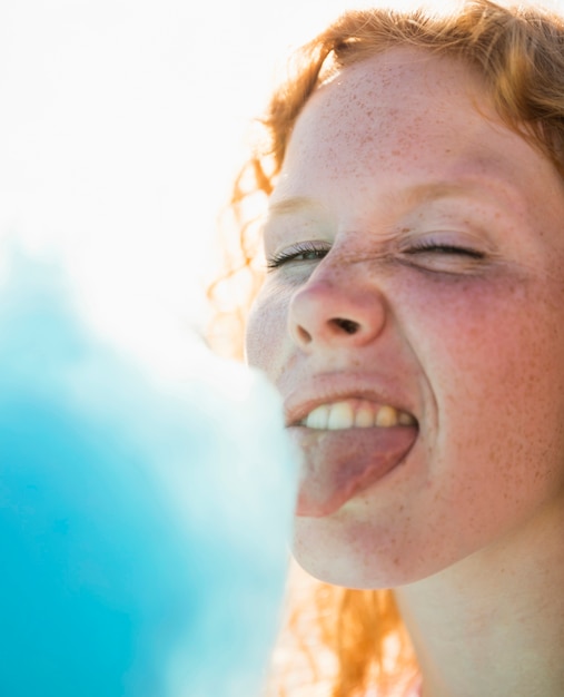 Free photo close-up woman with candy floss