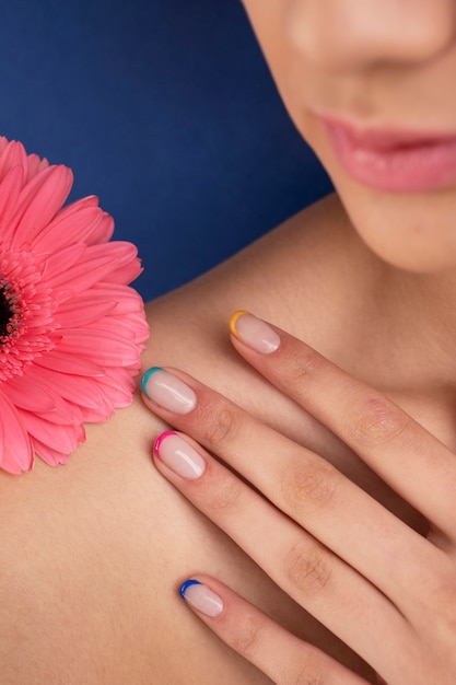 Foto gratuita chiuda sulla donna con il manicure variopinto