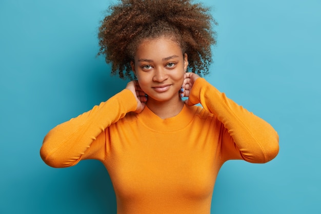 Foto gratuita primo piano su donna con capelli afro naturali pettinati isolati