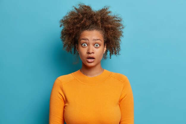 分離された自然なアフロ髪をとかした女性にクローズ アップ