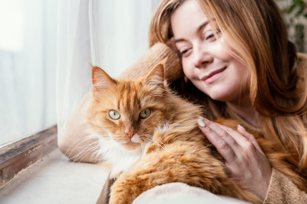 Close up woman with cute cat Free Photo