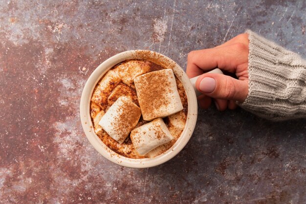 맛있는 음료와 오래 된 배경으로 근접 여자