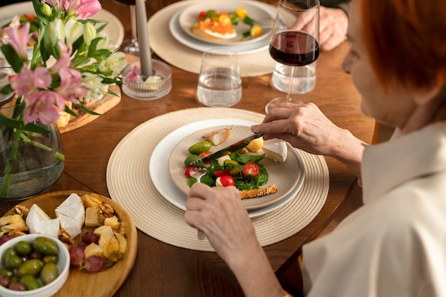 おいしい食べ物で女性をクローズアップ