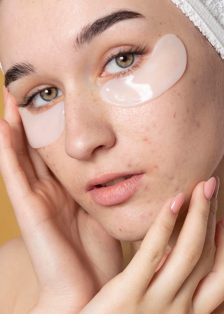 Free photo close up woman with eye patches