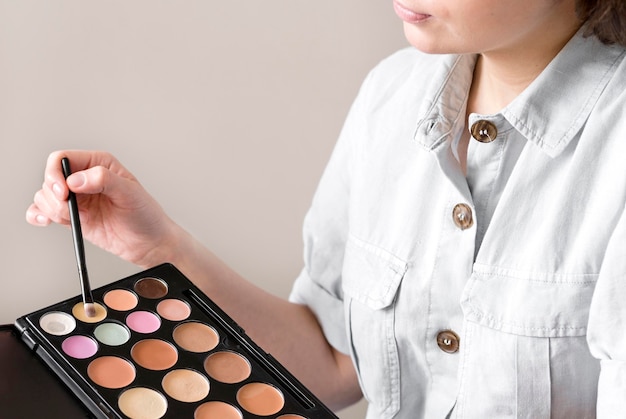 Foto gratuita close-up donna con palette di ombretti