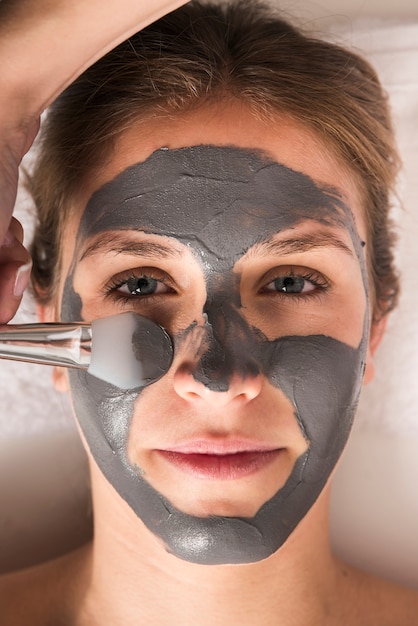 Free photo close-up of a woman with face mask on her face