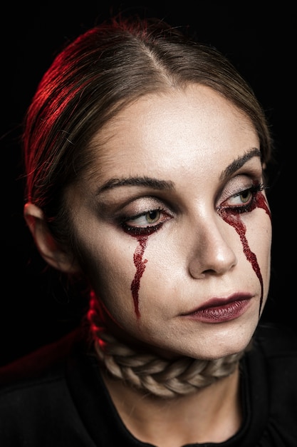 Foto gratuita primo piano della donna con trucco di sangue falso