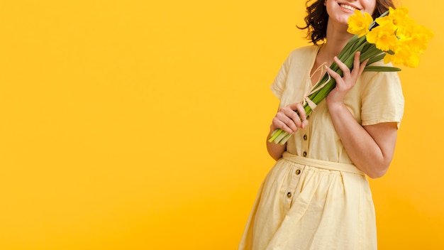 Free photo close-up woman with flowers