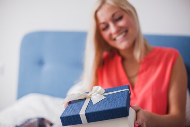 Free photo close-up of woman with a gift