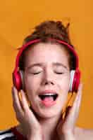 Free photo close-up woman with headphones and open mouth