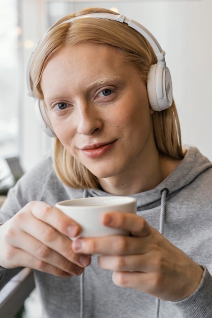 ヘッドフォンでクローズアップの女性