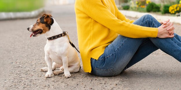 彼女の犬を屋外でクローズアップ女性