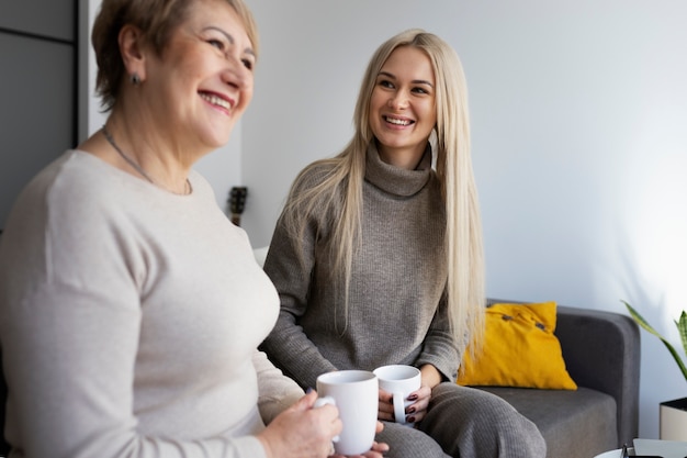 Foto gratuita primo piano su una donna con sua madre