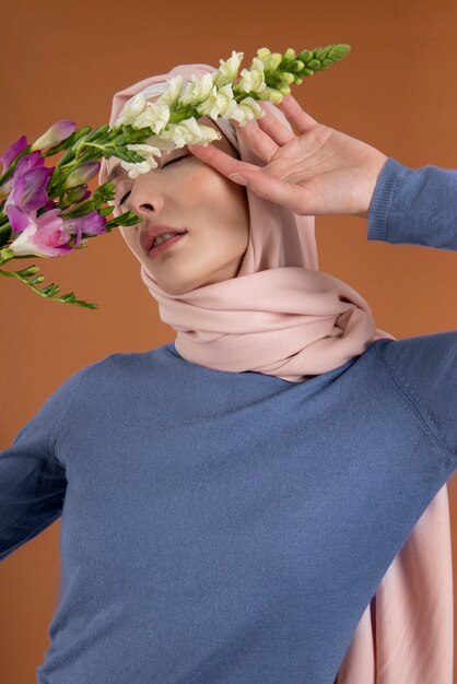 Крупным планом женщина с хиджабом и цветами