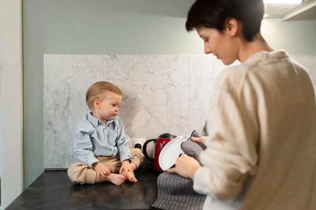 Primo piano donna con bambino che pulisce il piatto