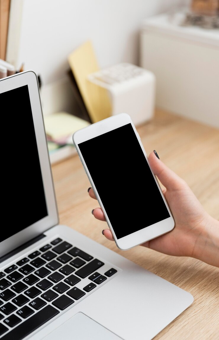 無料Photo ノートパソコンと電話で女性をクローズアップ