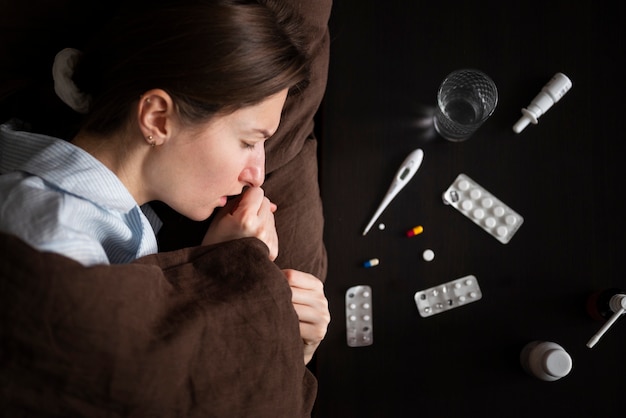 Primo piano donna con medicina