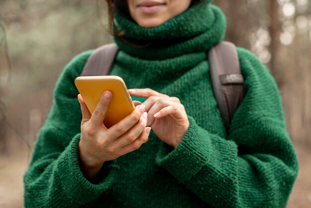 携帯電話でクローズアップの女性