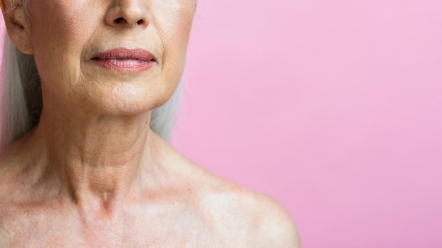 Foto gratuita donna del primo piano con fondo rosa