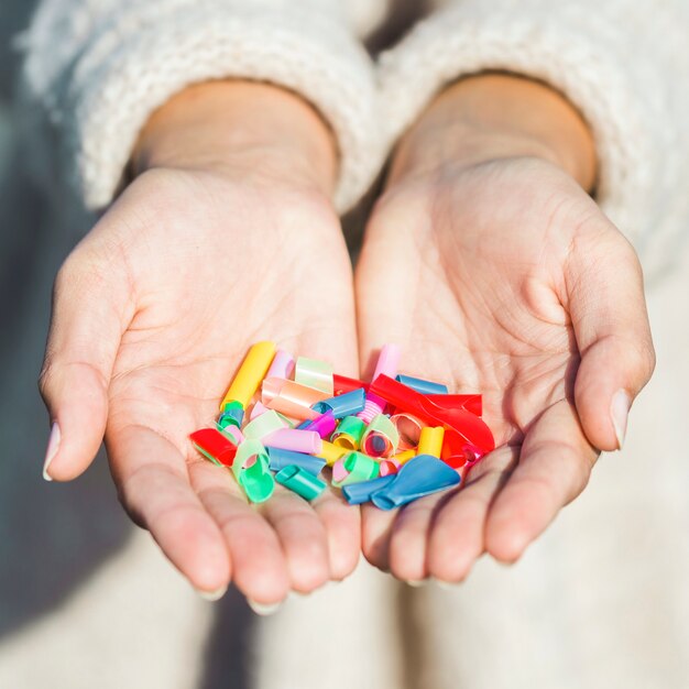 手でプラスチックを持つクローズアップ女性