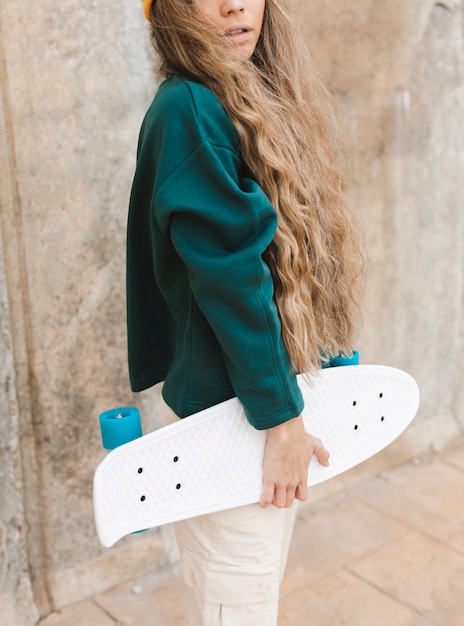 Бесплатное фото Макро женщина со скейтбордом