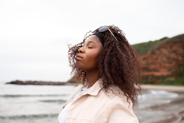 Close up woman with sunglasses outdoors