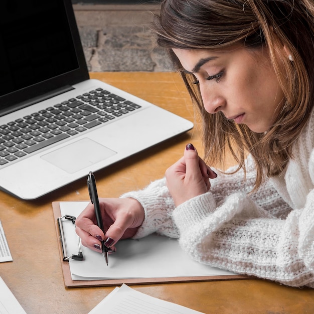 Free photo close-up woman working from home