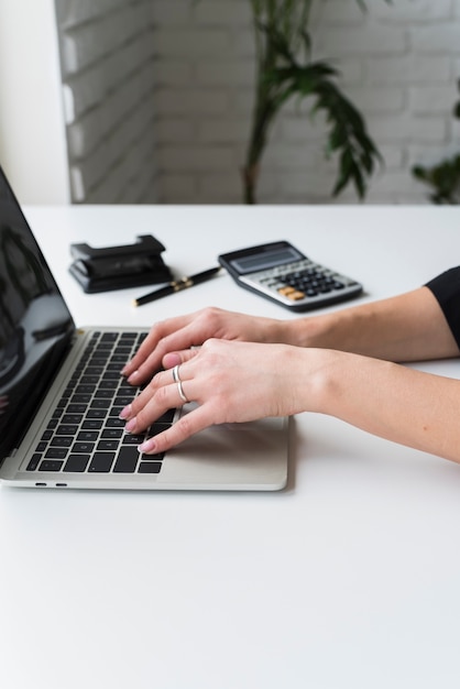 Foto gratuita donna del primo piano che lavora al computer portatile