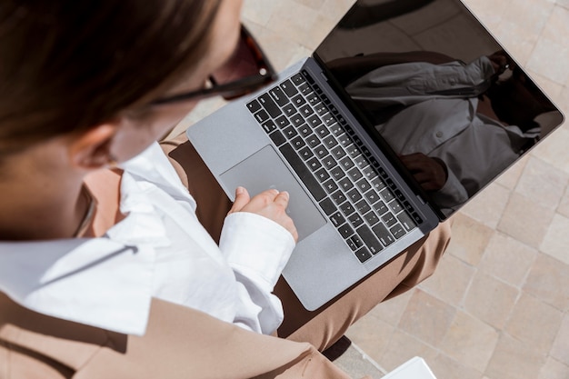 Donna del primo piano che lavora al computer portatile