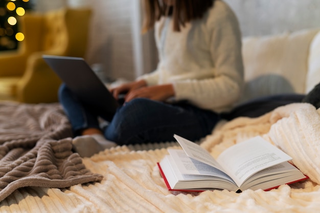 Foto gratuita primo piano donna che lavora al laptop