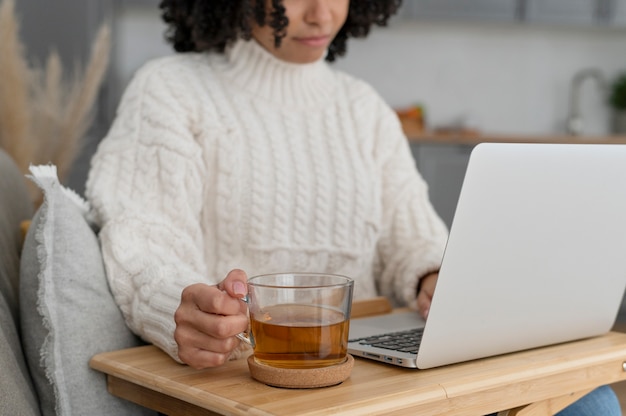 Foto gratuita chiuda sulla donna che lavora al computer portatile