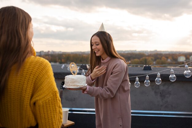 誕生日を祝う女性をクローズアップ