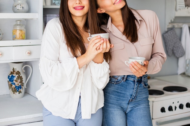 Free photo close-up women drinking coffee