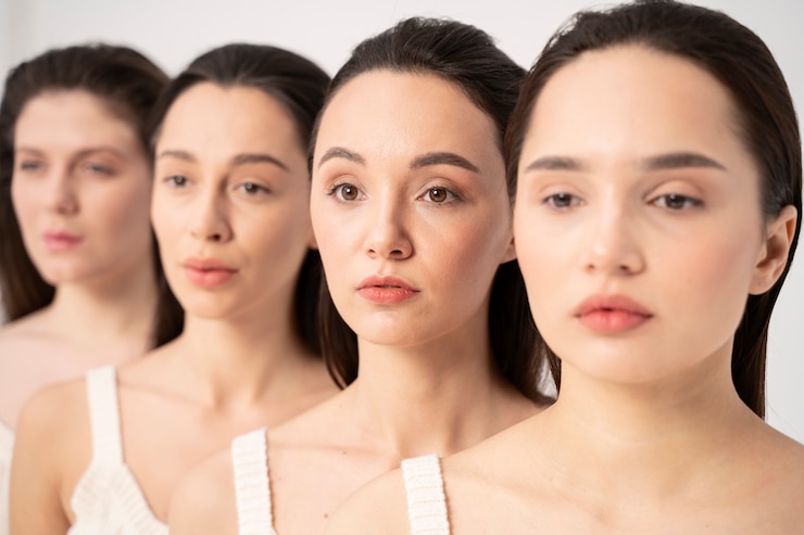 मुफ़्त फोटो close-up of women faces posing for minimalistic portraits