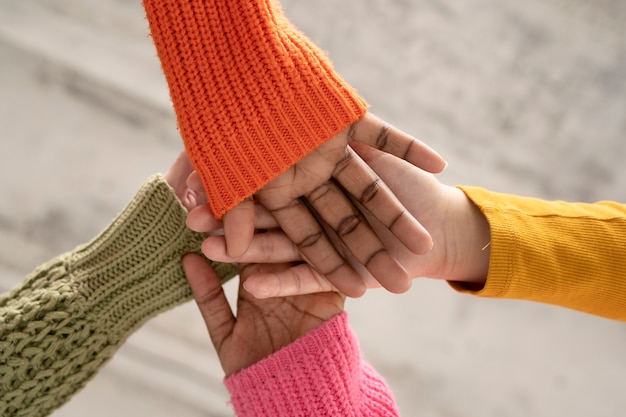 Free photo close up on women hands holding each other