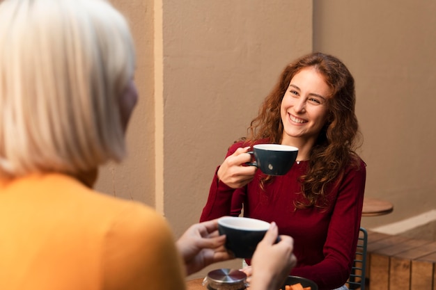 Free photo close up women hanging out