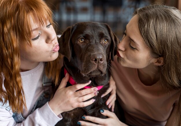 犬にキスする女性をクローズアップ