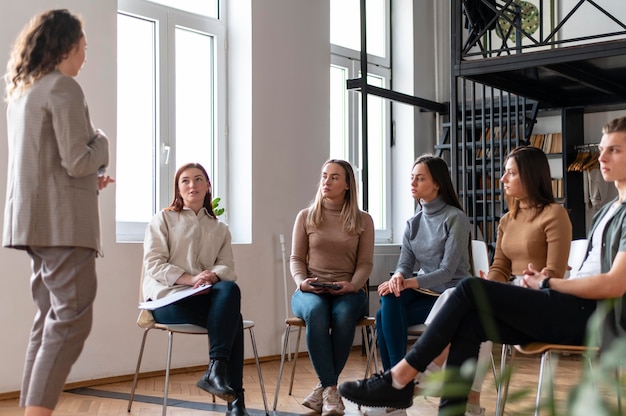 Foto gratuita chiudere le donne e l'uomo in terapia